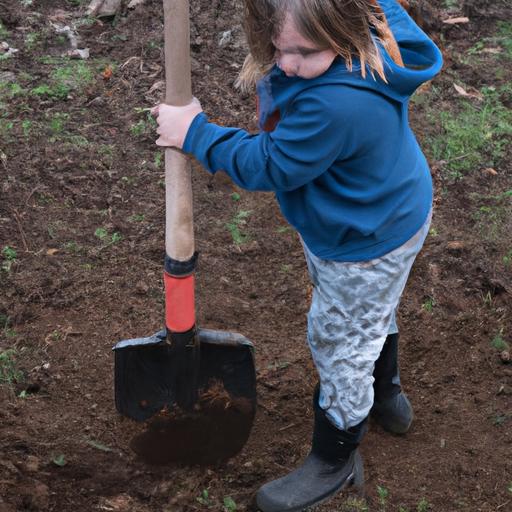 Criança feliz cavando o solo com uma pá